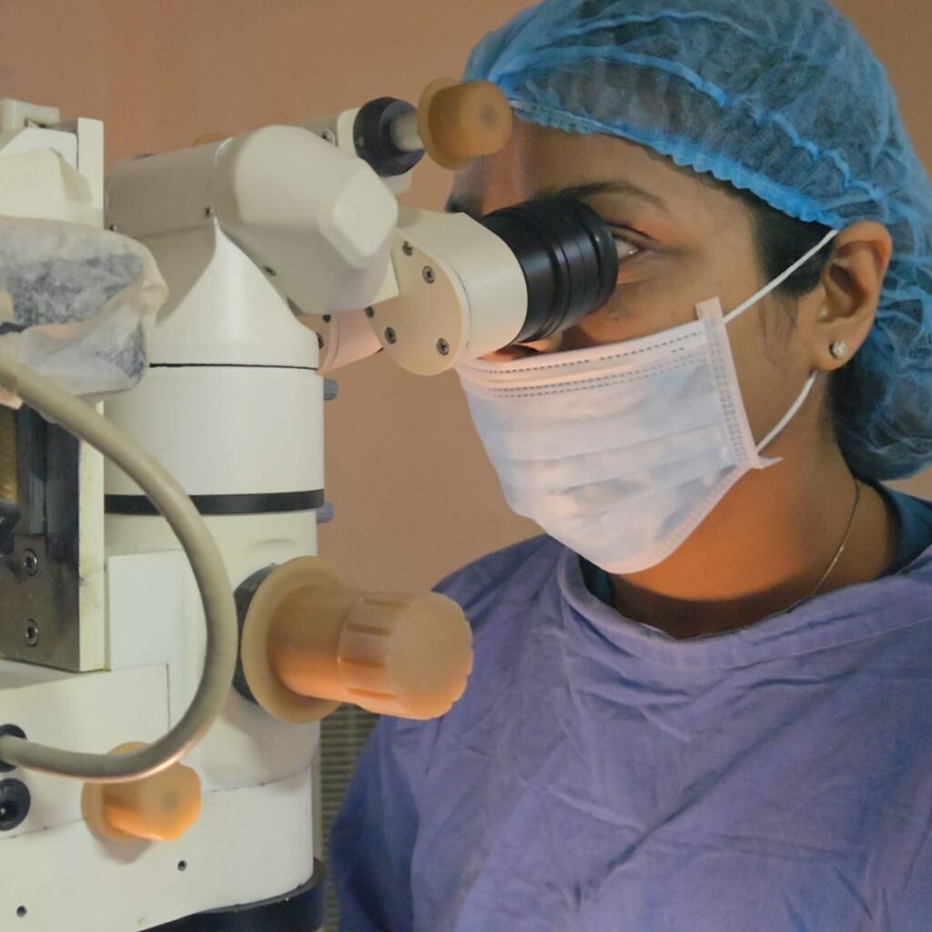 Surgeon operating with an ophthalmic microscope