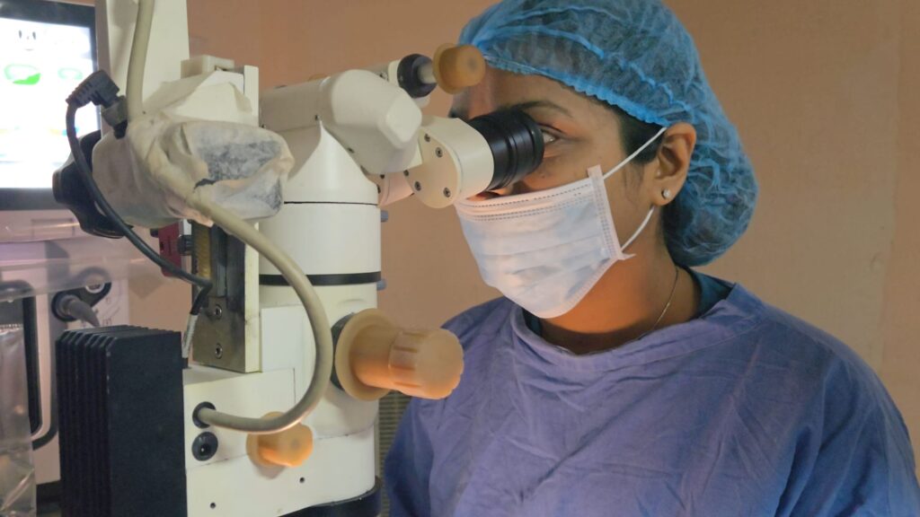 Surgeon operating with an ophthalmic microscope