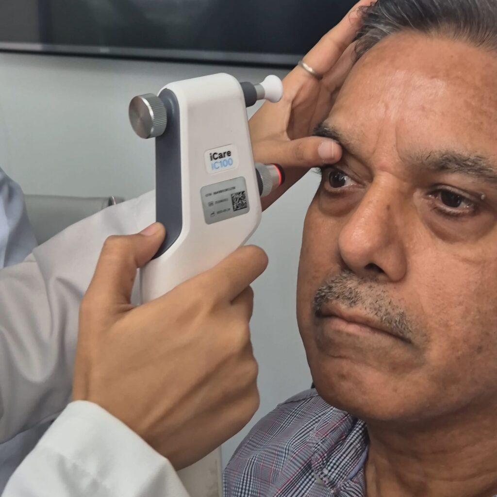 Eye pressure check with a tonometer