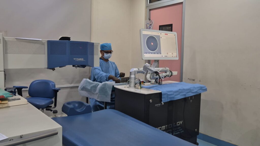 IClinix LASIK suite with the excimer and femtosecond lasers
